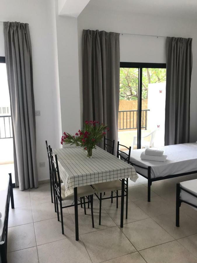 Athinas Court Aparthotel Paphos Bagian luar foto