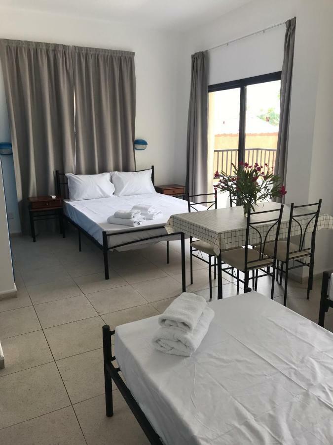 Athinas Court Aparthotel Paphos Bagian luar foto