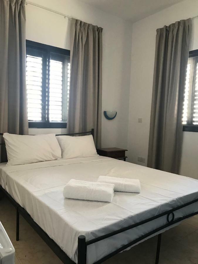 Athinas Court Aparthotel Paphos Bagian luar foto